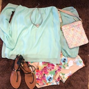 Women’s strapless flowy too with sleeves